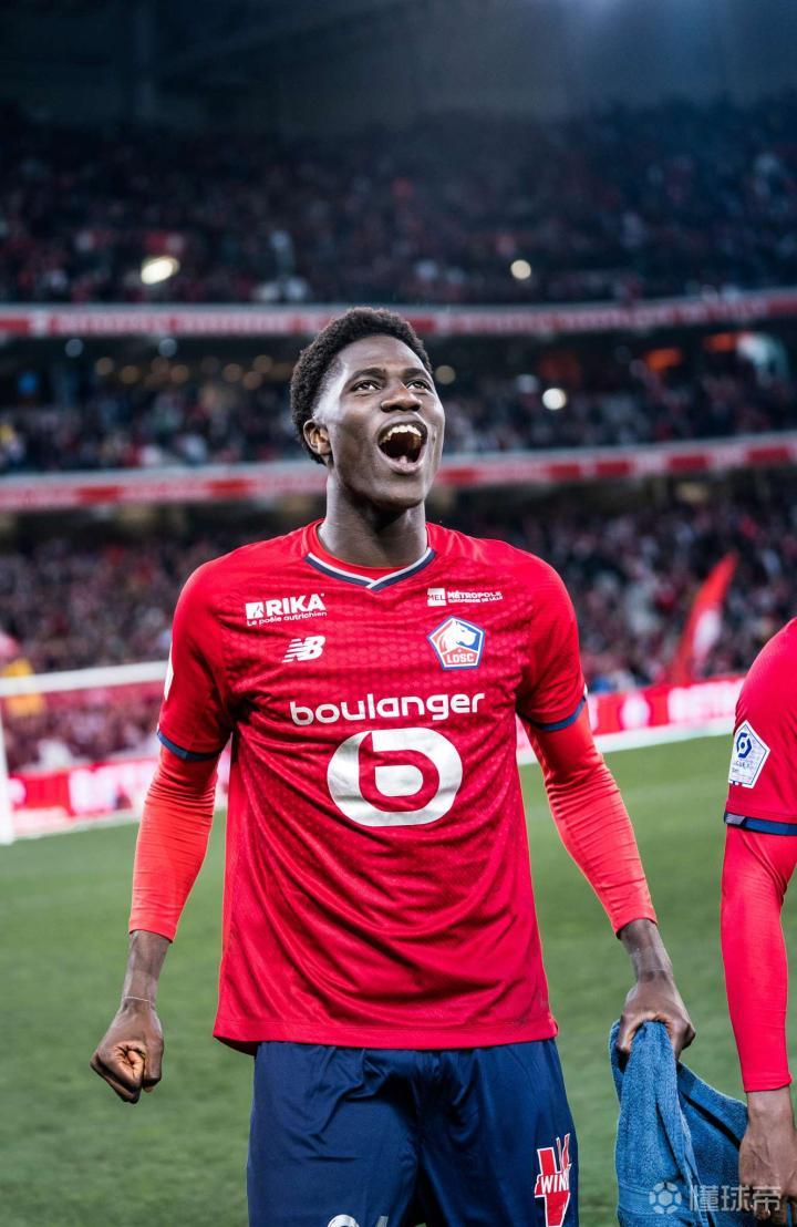 清晨里尔调整名单以备法国杯，单刀错失环节打磨，球迷炸锅，临场指挥获称赞