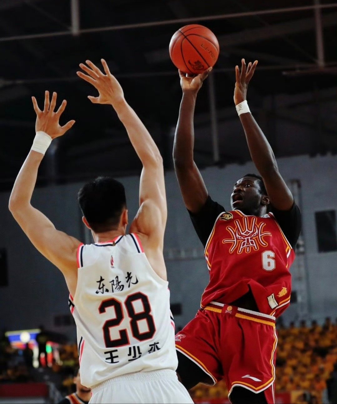 九游APP-赛地聚焦——CBA常规赛今晚热度飙升，洛杉矶湖人豪取连胜，球迷炸锅，赛季目标并未改变的简单介绍-九游APP